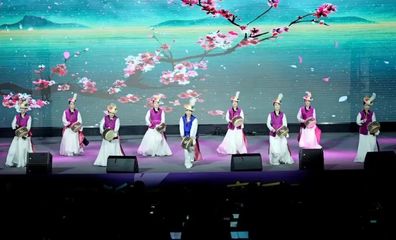 多国艺术团队共谱青春乐章，舞台艺术造型点亮新都之夜——记“成都国际友城青年音乐会”